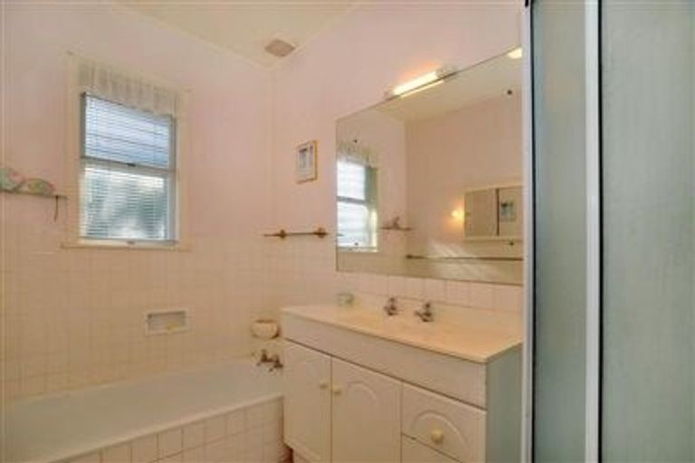 Photo of property in 10 Martin Crescent, Northcote, Auckland, 0627