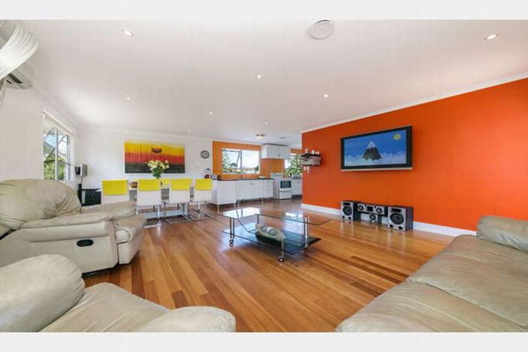 Photo of property in 73 Oreil Avenue, West Harbour, Auckland, 0618
