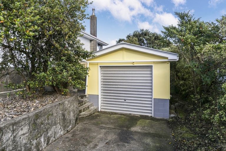 Photo of property in 76 Taylor Terrace, Tawa, Wellington, 5028