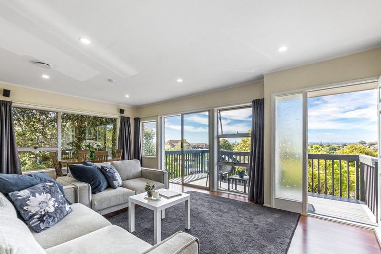 Photo of property in 2/12 Girrahween Drive, Totara Vale, Auckland, 0629