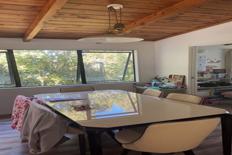 Photo of property in 1 Crown Hill Close, Forrest Hill, Auckland, 0620