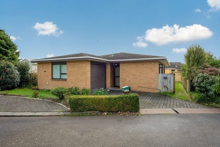 Photo of property in 1 Nikau Place, Otaki, 5512