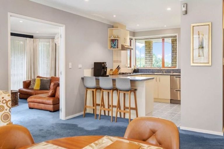 Photo of property in 69 Roberta Crescent, Orewa, 0931