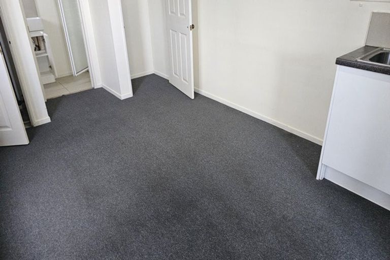 Photo of property in 127 Hobsonville Road, West Harbour, Auckland, 0618