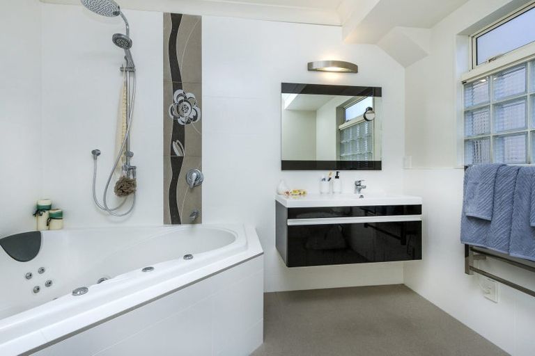 Photo of property in 121 Browns Bay Road, Browns Bay, Auckland, 0630