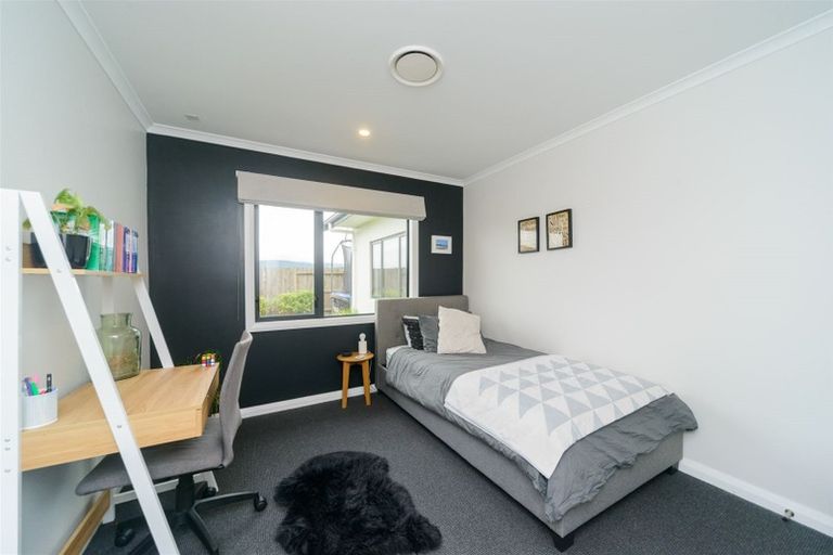 Photo of property in 114 Johnstone Drive, Fitzherbert, Palmerston North, 4410