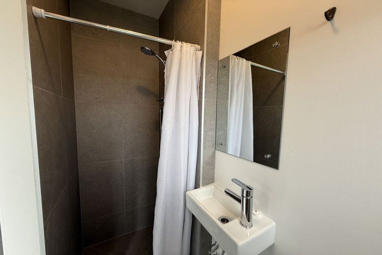 Photo of property in 2/22 Tui Glen Road, Birkenhead, Auckland, 0626