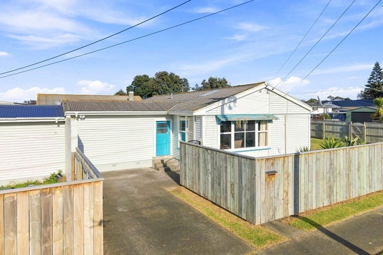 Photo of property in 24 Titoki Street, Castlecliff, Whanganui, 4501