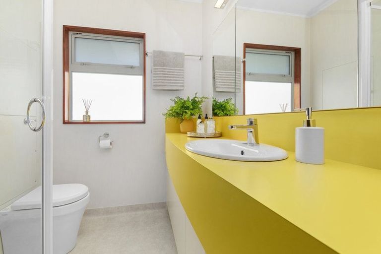 Photo of property in 5 Mataroa Avenue, Northland, Wellington, 6012