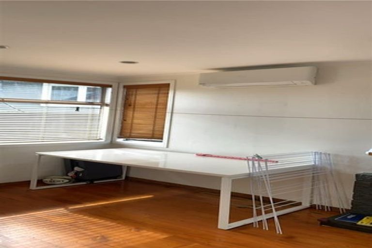 Photo of property in 18 Webb Place, Forrest Hill, Auckland, 0620