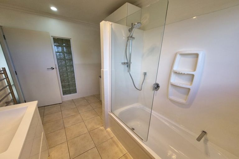 Photo of property in 3a Leiden Place, Totara Vale, Auckland, 0629