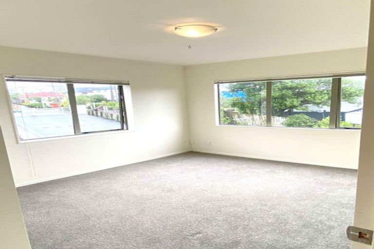 Photo of property in The Haven, 5/120 Beach Haven Road, Beach Haven, Auckland, 0626
