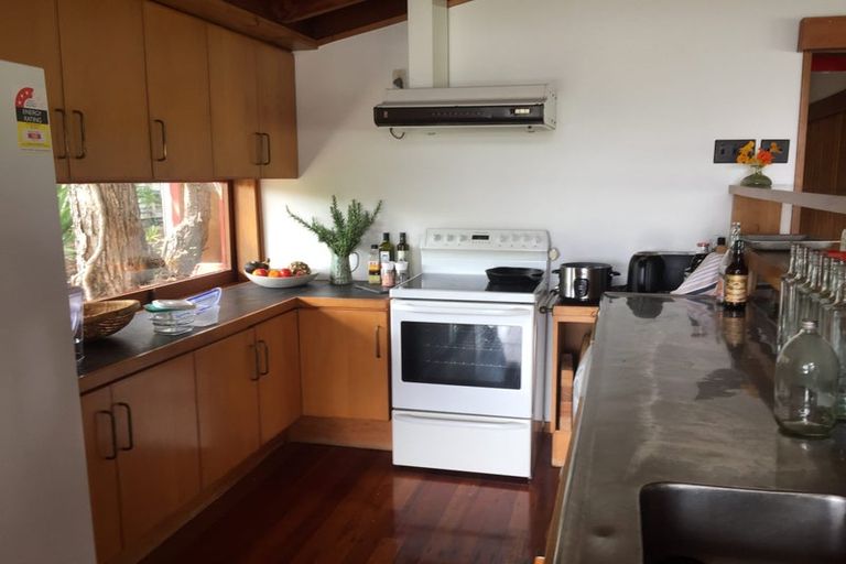 Photo of property in 15b Second Avenue, Stanley Point, Auckland, 0624