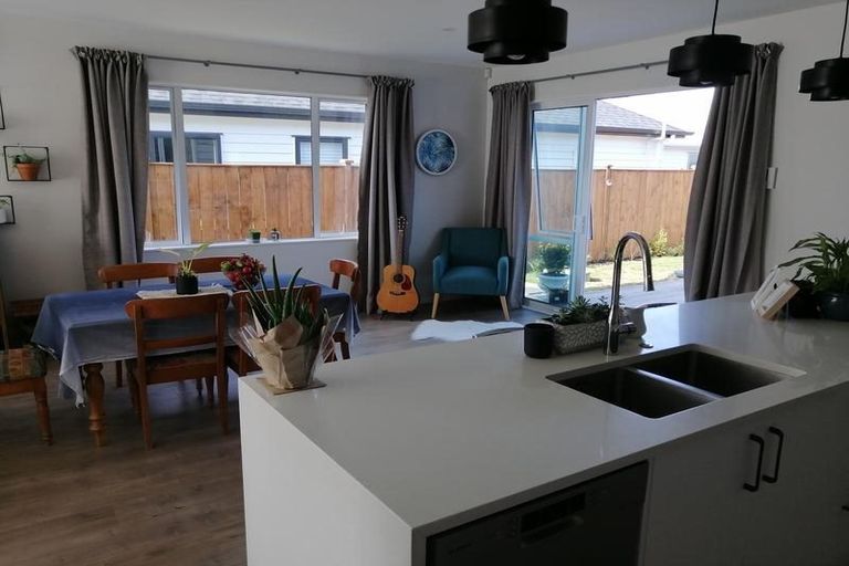 Photo of property in 16 Ropere Street, Kumeu, 0810