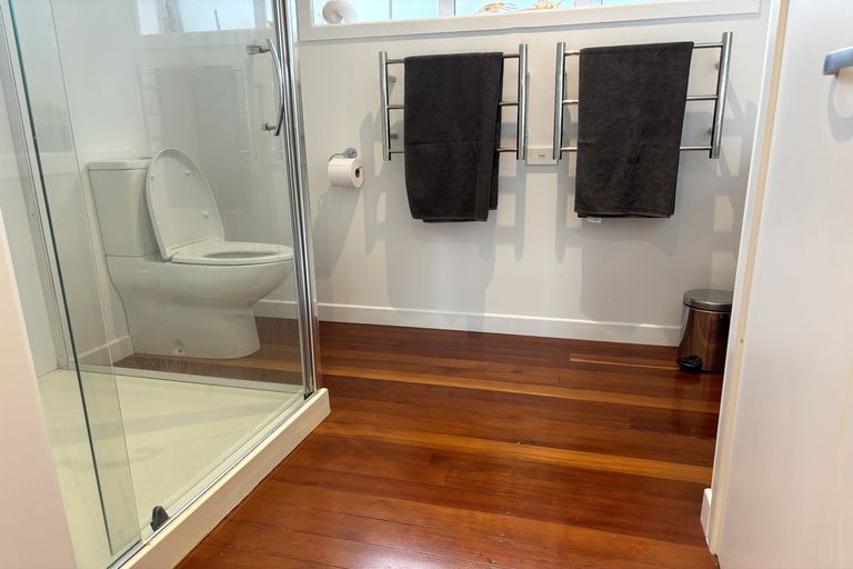 Photo of property in 22 Clinton Avenue, Te Atatu Peninsula, Auckland, 0610