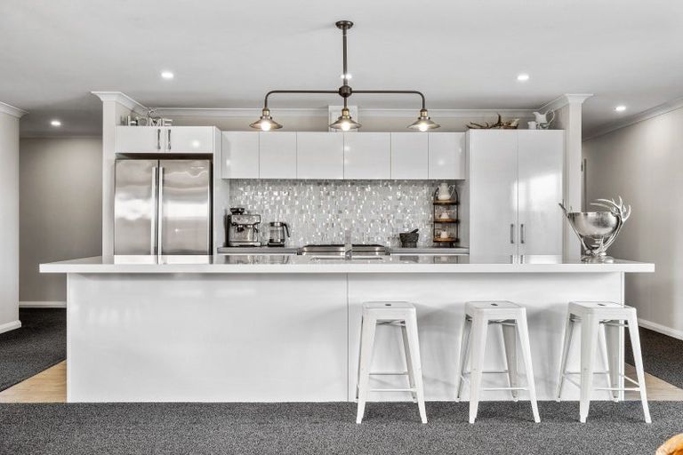 Photo of property in 3 Saint Heliers Grove, Fitzherbert, Palmerston North, 4410