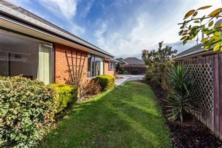 Photo of property in 2/5 Murfitt Place, Sockburn, Christchurch, 8042