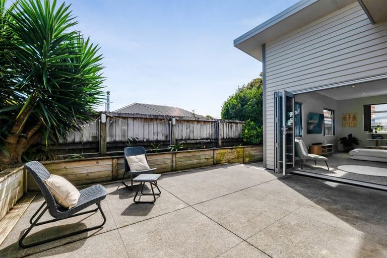 Photo of property in 2/297 Carrington Street, Vogeltown, New Plymouth, 4310