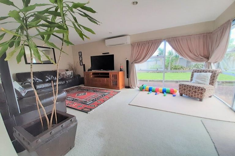 Photo of property in 114 Mirrabooka Avenue, Botany Downs, Auckland, 2010