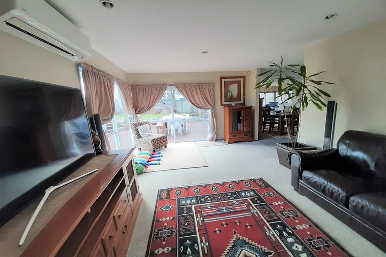 Photo of property in 114 Mirrabooka Avenue, Botany Downs, Auckland, 2010