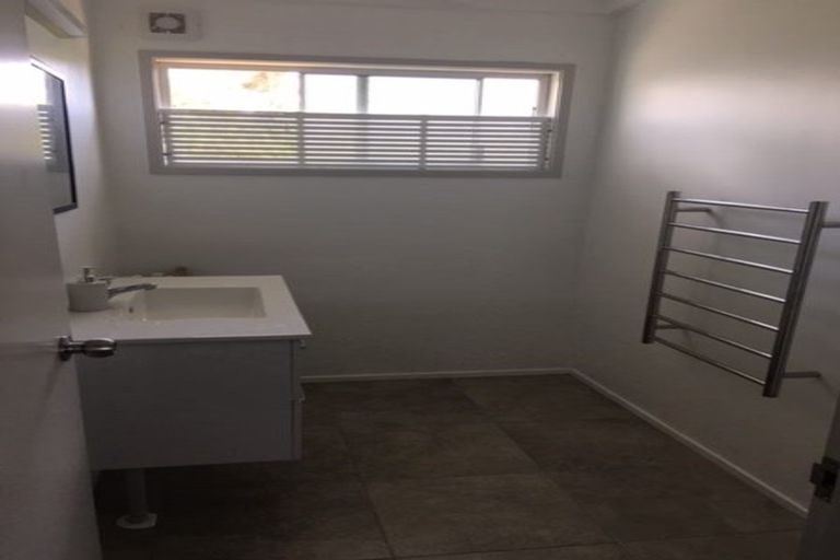 Photo of property in 2/29 Sealy Road, Torbay, Auckland, 0630