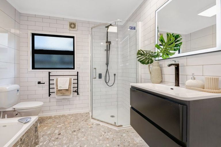 Photo of property in 29 Tenbless Court, Unsworth Heights, Auckland, 0632