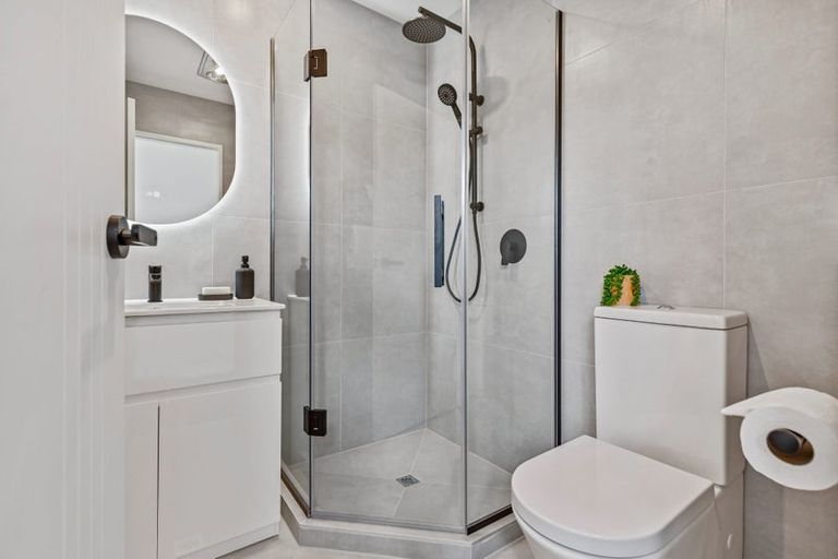 Photo of property in 4/13 Fairdale Place, Birkdale, Auckland, 0626