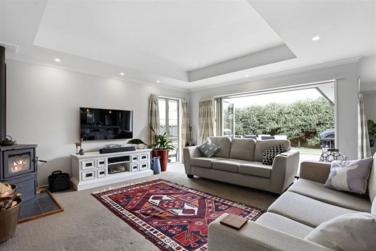 Photo of property in 5 Whio Close, Parklands, Christchurch, 8083