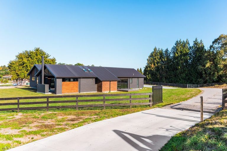 Photo of property in 2 Vickers Way, Acacia Bay, Taupo, 3385