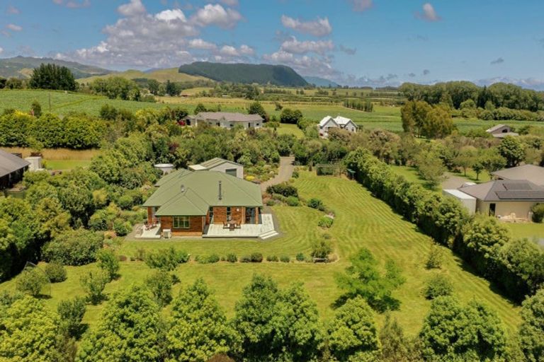 Photo of property in 33 Ketemaringi Way, Manakau, Levin, 5573