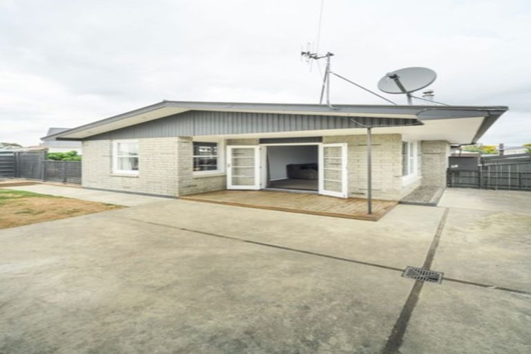 Photo of property in 53 Sutherland Crescent, Westbrook, Palmerston North, 4412