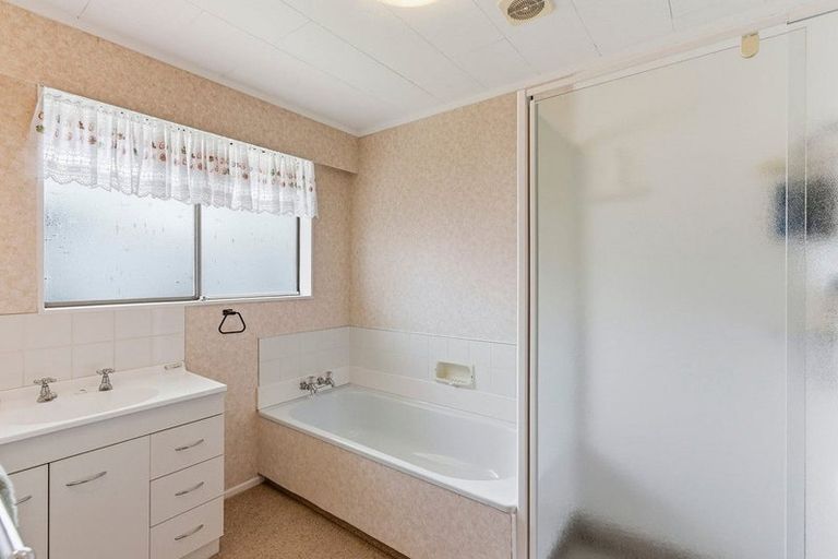 Photo of property in 48a Rewarewa Crescent, Waikanae, 5036