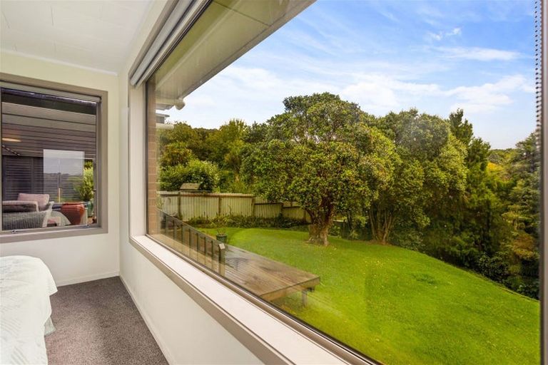 Photo of property in 8 Rauhuia Crescent, Parau, Auckland, 0604