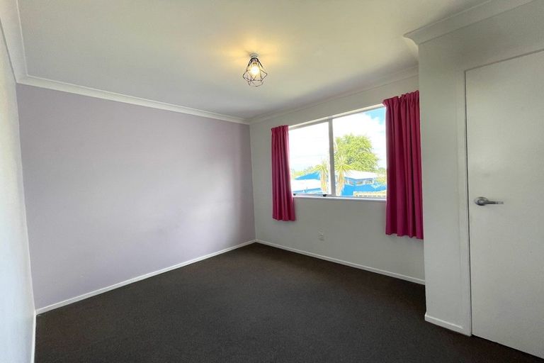 Photo of property in 28 Hueglow Rise, West Harbour, Auckland, 0618