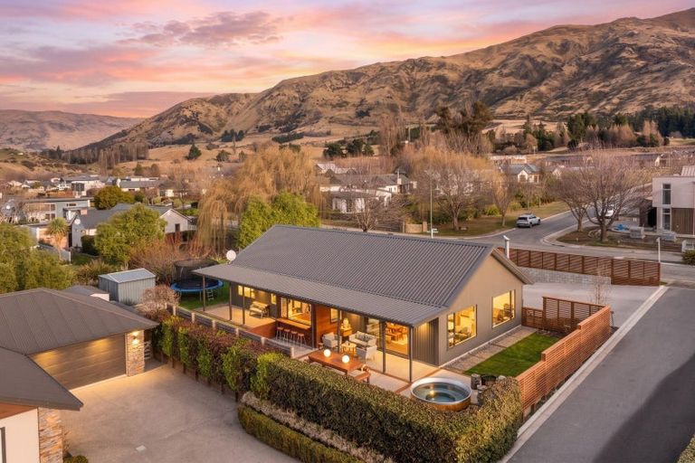Photo of property in 2 Percy Lane, Wanaka, 9305