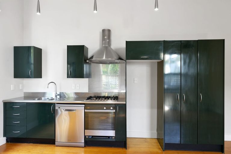 Photo of property in 32 Rolleston Street, Mount Cook, Wellington, 6021