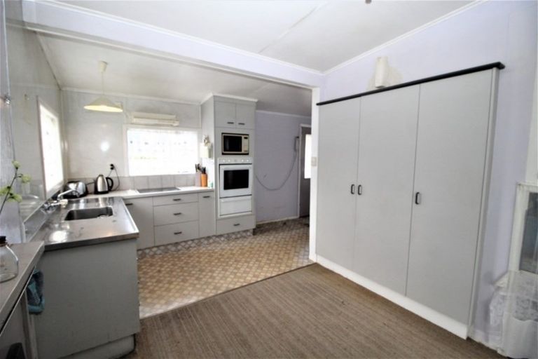 Photo of property in 24 Lovell Road, Woodville, 4998