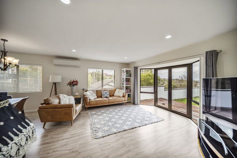 Photo of property in 10 Kirkdale Place, Northcross, Auckland, 0632