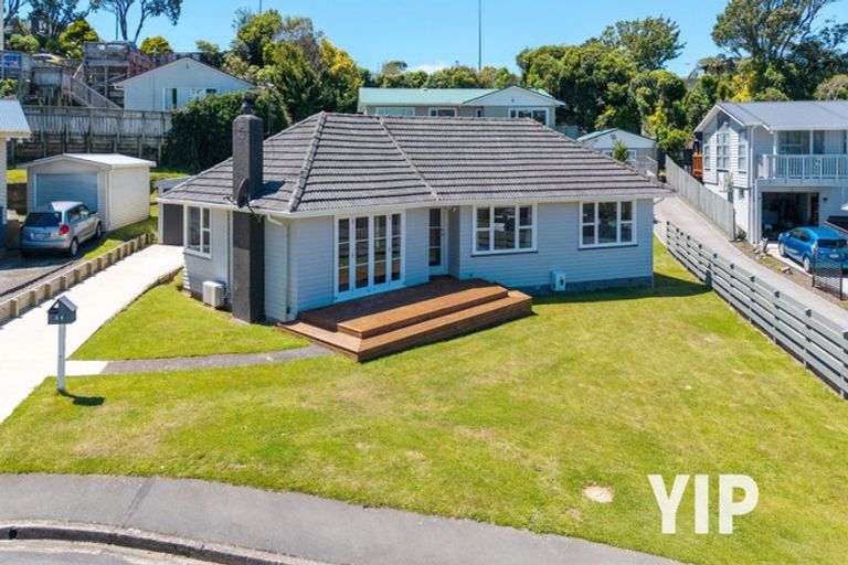 Photo of property in 54 Batchelor Street, Newlands, Wellington, 6037