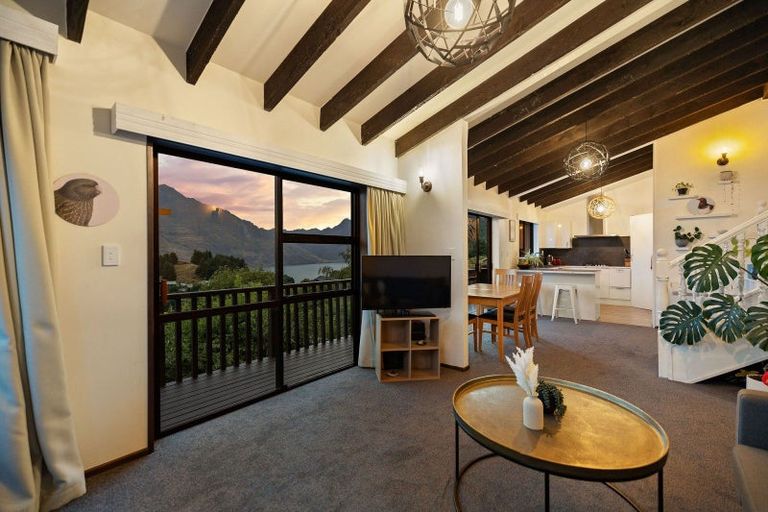 Photo of property in 4b Caples Place, Fernhill, Queenstown, 9300