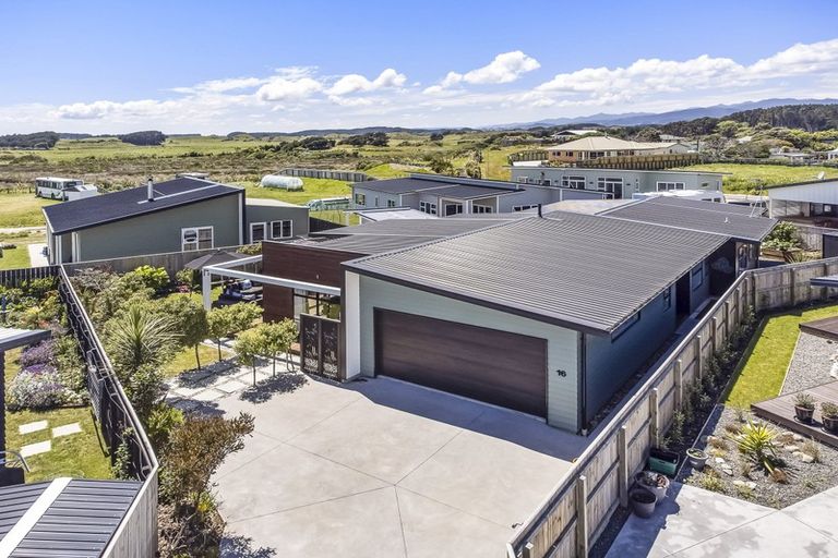 Photo of property in 16 Seagrass Place, Otaki Beach, Otaki, 5512
