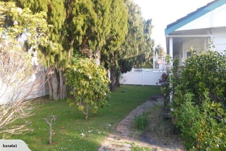 Photo of property in 1 Miltonia Avenue, Te Atatu South, Auckland, 0610