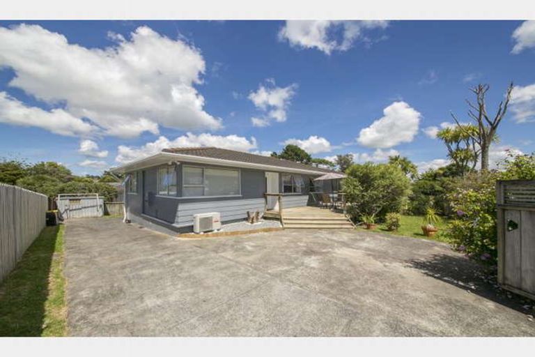 Photo of property in 73 Oreil Avenue, West Harbour, Auckland, 0618