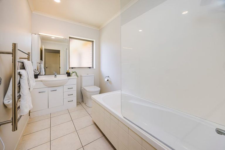 Photo of property in 98 Riverton Drive, Randwick Park, Auckland, 2105