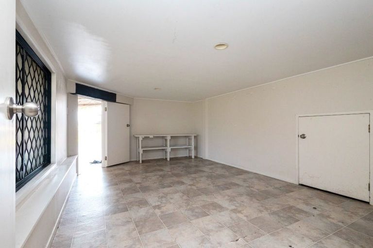 Photo of property in 20 Gillard Place, Eastern Beach, Auckland, 2012