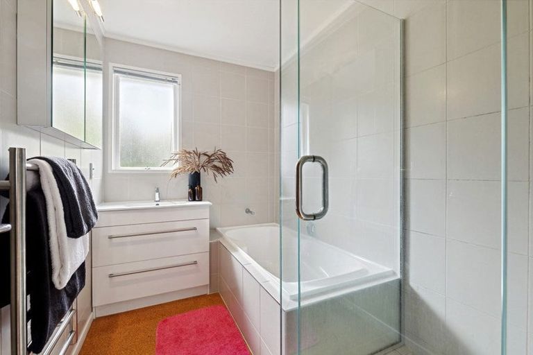 Photo of property in 5 South Pacific Place, Henderson, Auckland, 0612