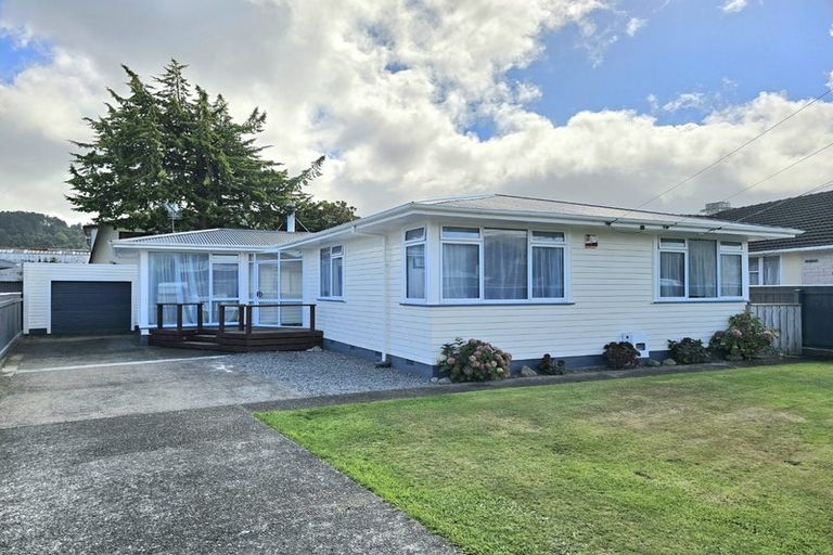 Photo of property in 5 Holyoake Crescent, Avalon, Lower Hutt, 5011