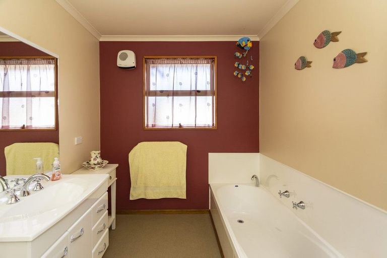 Photo of property in 24 Hannah Place, Holmes Hill, Oamaru, 9401