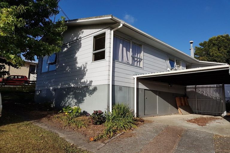 Photo of property in 31 Waimumu Road, Massey, Auckland, 0614