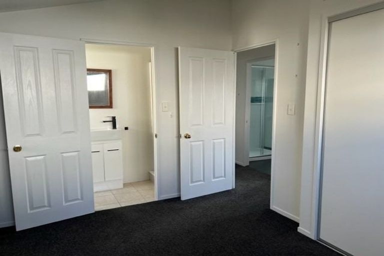 Photo of property in 21 Denarius Lane, Glendene, Auckland, 0602